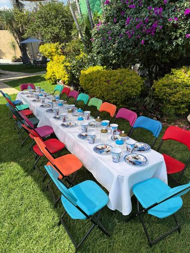 Mesa infantil decorada en jardín