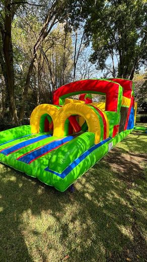 Inflable de obstáculos multicolor