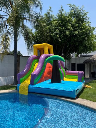 Inflable acuático colorido con resbaladilla