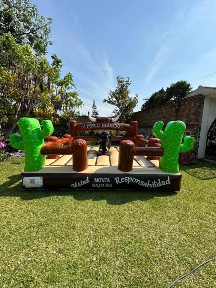 Toro mecánico inflable en jardín para evento infantil